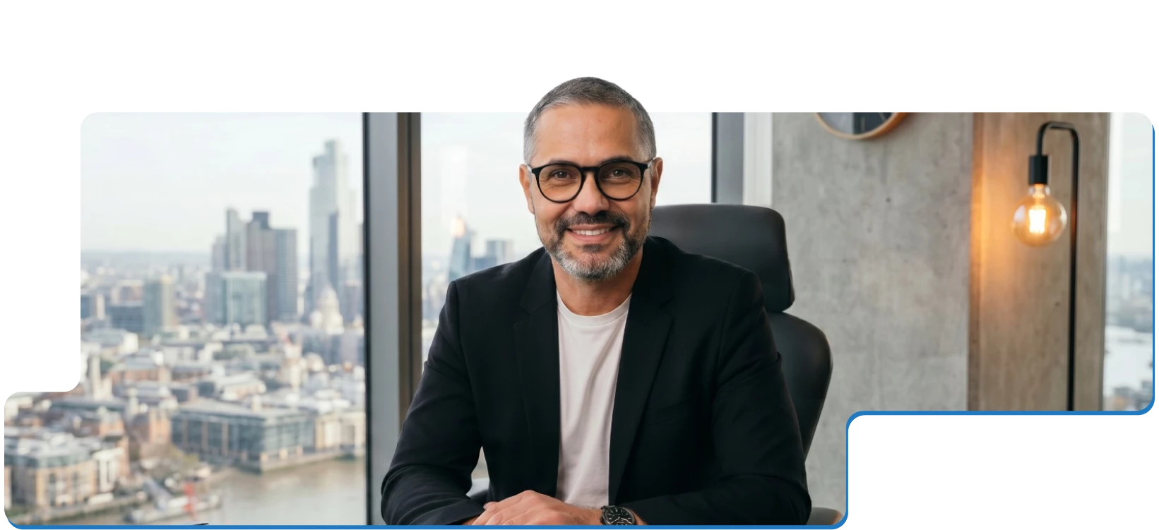 Especialista da Atuação Profissional apresentando soluções corporativas